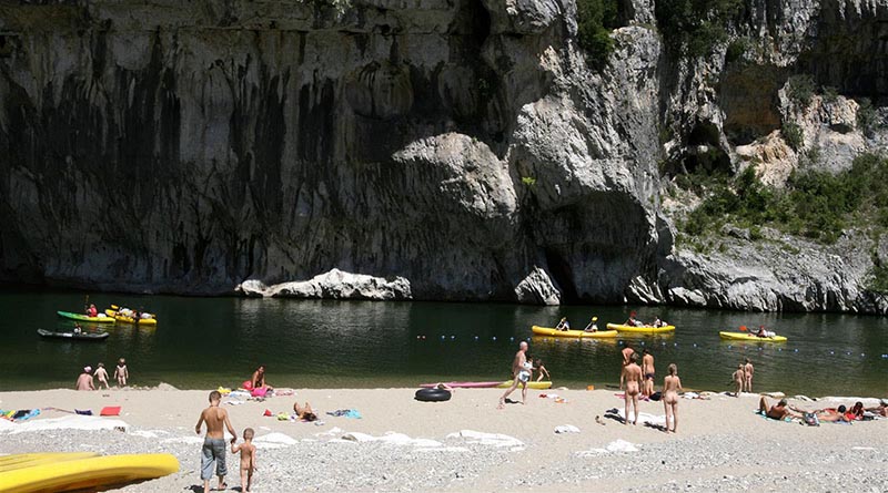 Découvrir les plages naturistes en Ardèche : coins préservés et baignades en pleine nature