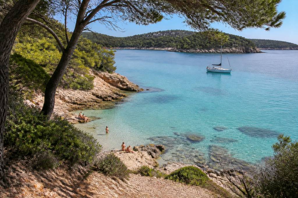 Lieux naturiste france : les destinations incontournables pour vivre le naturisme au naturel