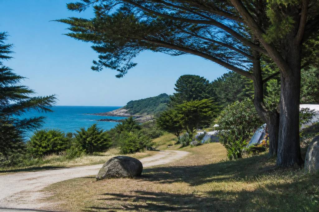 Les 4 meilleurs campings naturistes de Bretagne pour des vacances nature et conviviales