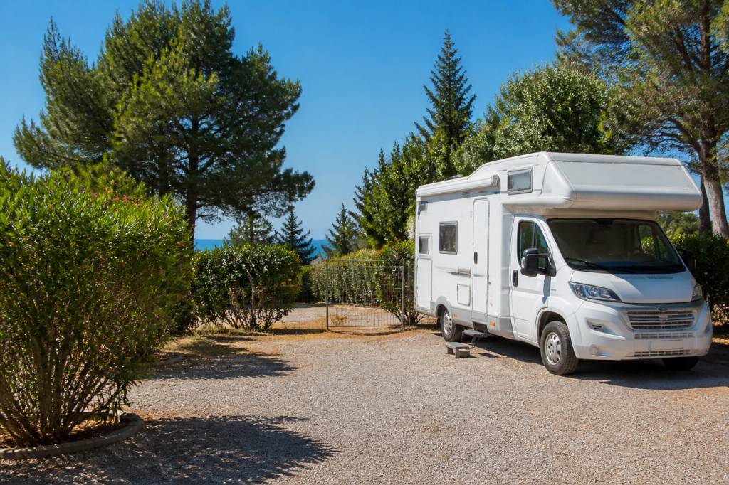 Emplacement camping car naturiste : où stationner pour un séjour confortable en toute sérénité