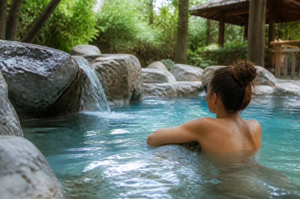 Spa naturiste : bienfaits, règles et destinations à découvrir