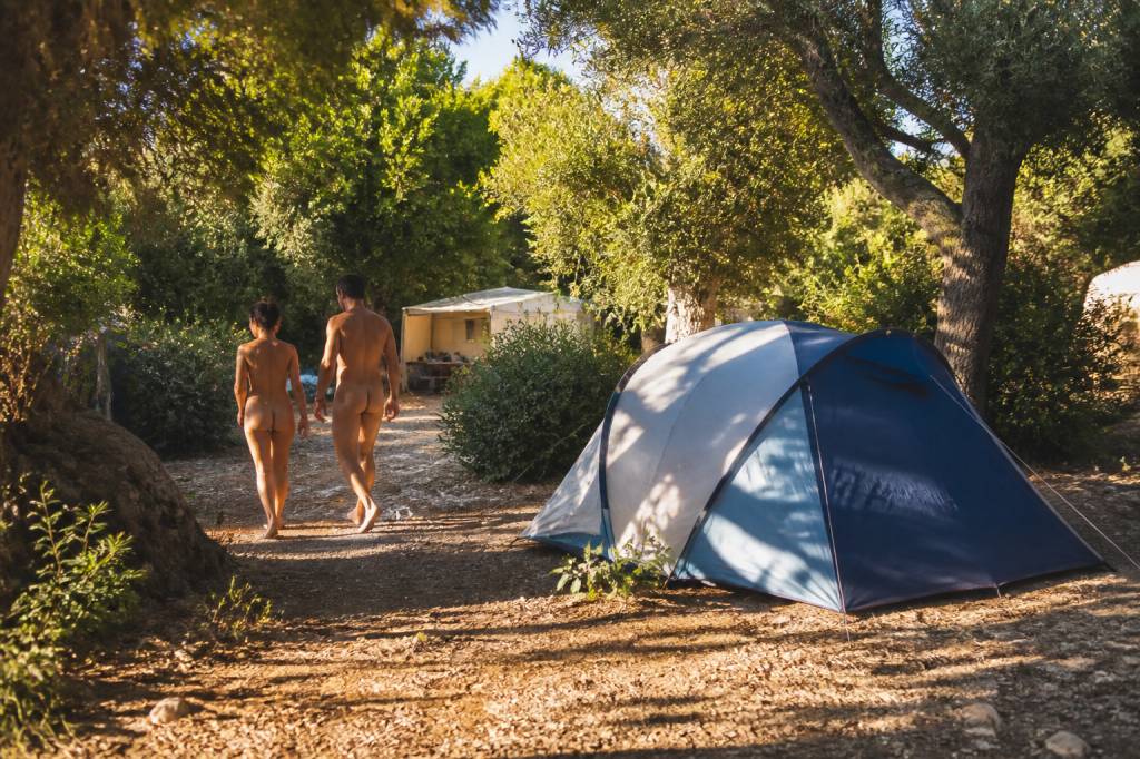 Camp de naturistes : comment choisir la destination idéale pour des vacances en pleine nature