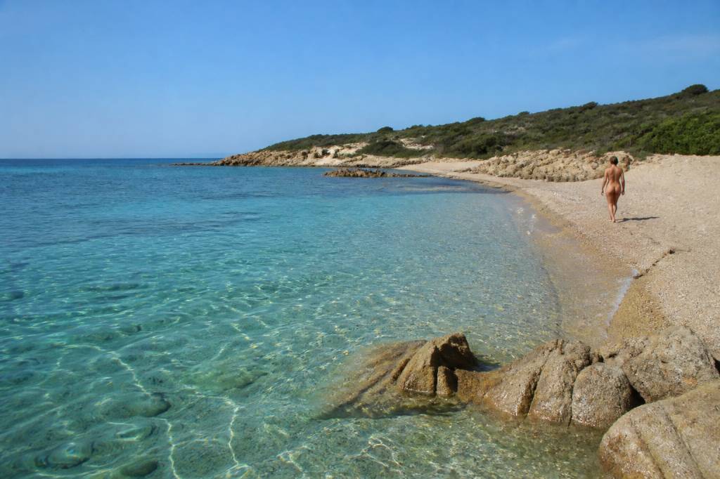 Plage naturiste Corse nord : les meilleurs spots pour profiter du littoral en toute liberté