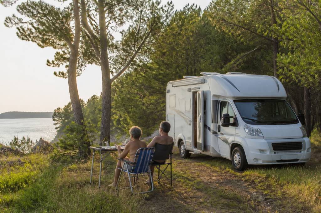 Camping car et naturisme : conseils pour réussir vos vacances en pleine nature