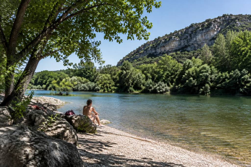 Plages naturistes dans le Gard : guide des meilleurs sites pour pratiquer le naturisme en famille