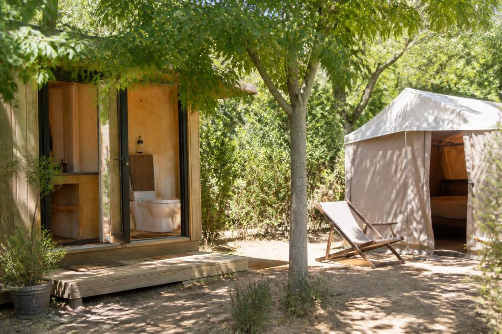 Camping avec sanitaire individuel : confort et intimité en camping naturiste