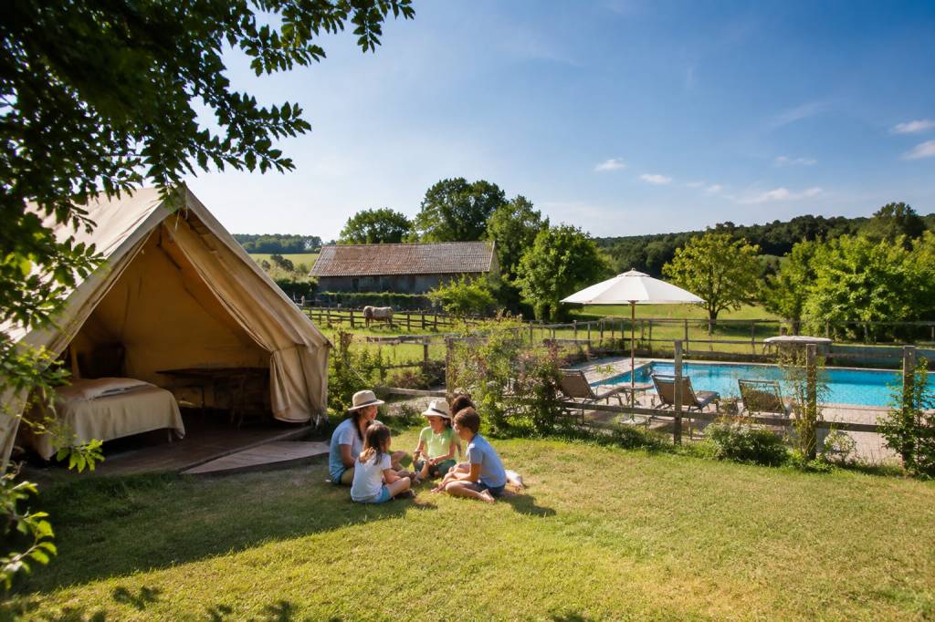 Camping à la ferme avec piscine : les meilleures idées pour des vacances nature en famille