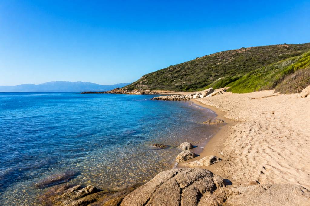 Plage naturiste Haute-Corse : les meilleurs spots pour profiter du littoral en toute liberté