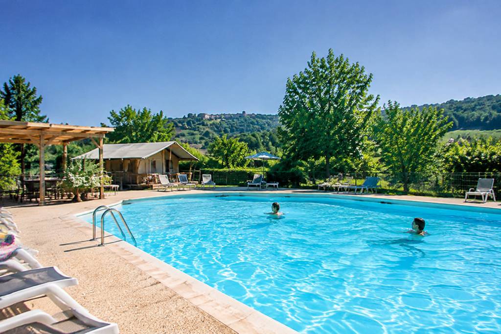 Camping avec piscine autour de Lyon : les meilleures destinations pour un séjour en plein air