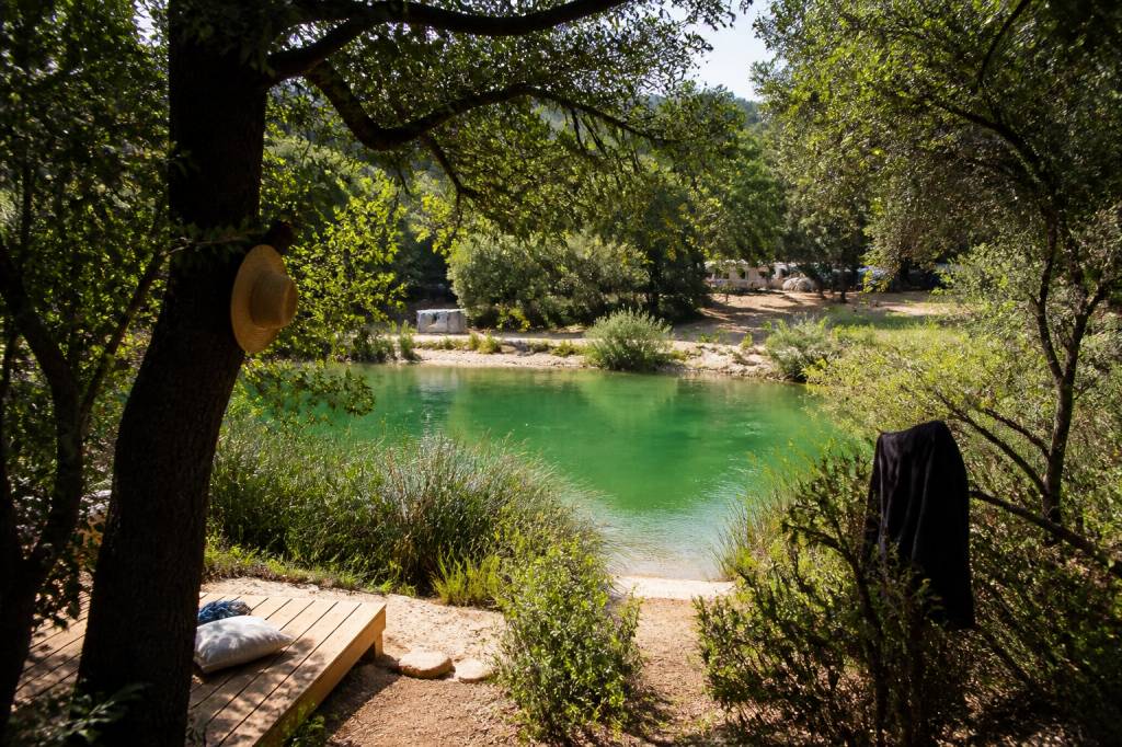 Camping avec piscine naturelle : les meilleures destinations naturistes en pleine nature