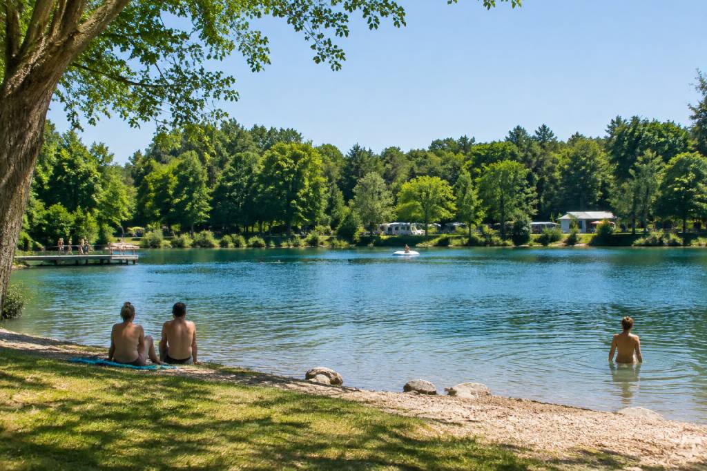 Camping Bel Air Village Le Plan d’Eau : séjour naturiste en pleine nature